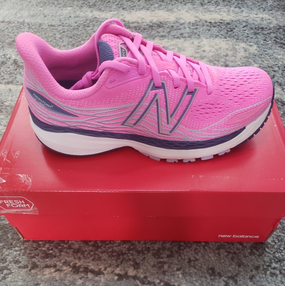New Balance Women's 860 Size 6 Sneakers